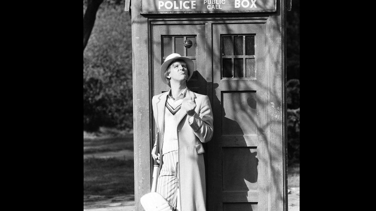 Piąty Doktor przed TARDIS, podrzucający piłkę do krykieta