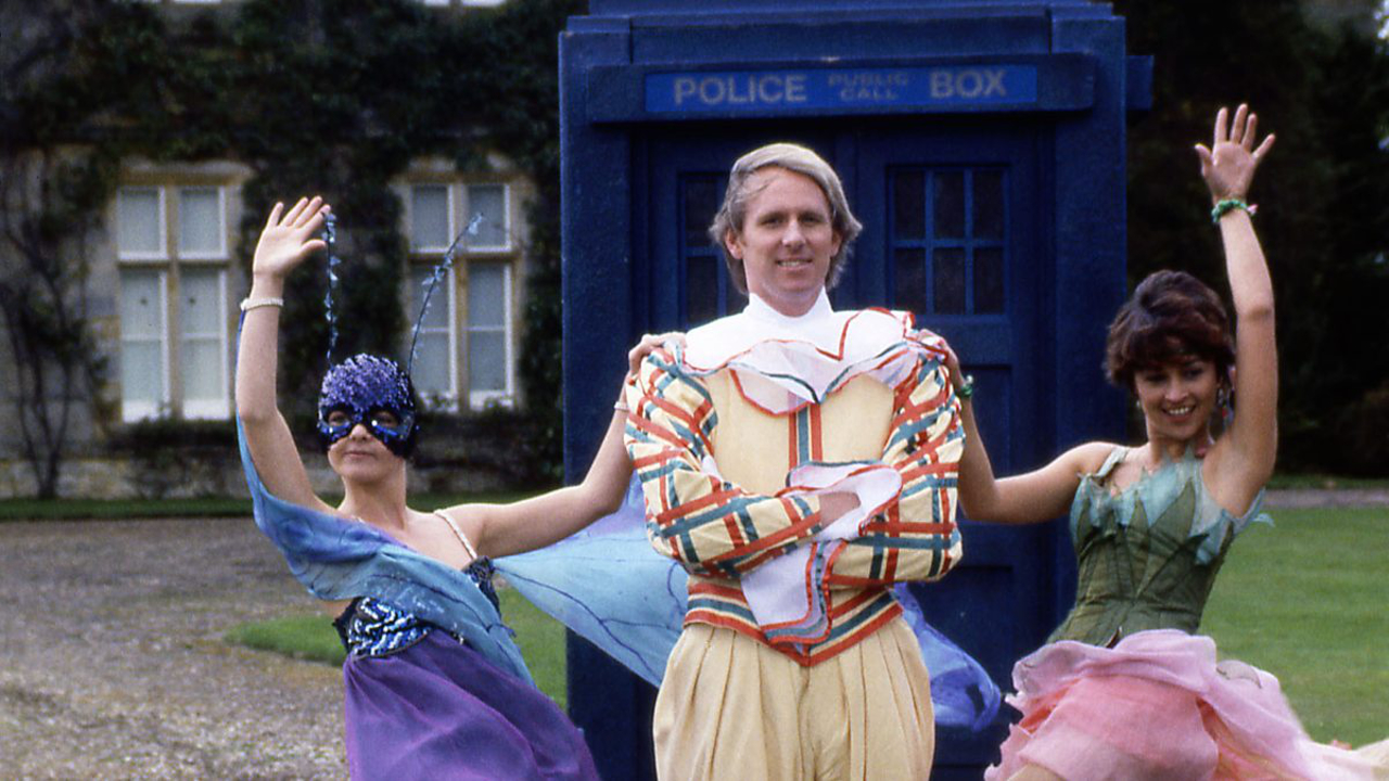 Piąty Doktor wraz z Nyssą i Tegan przed TARDIS
