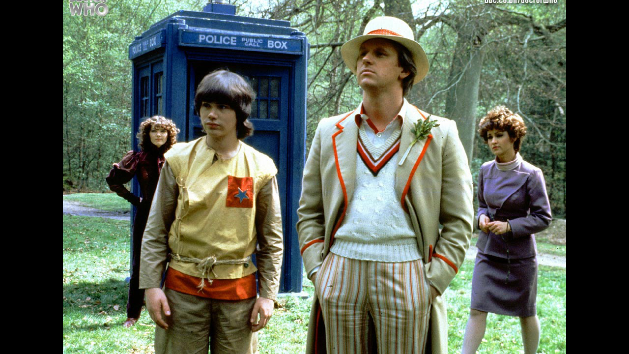 Od lewej: Nyssa, Adric, Piąty Doktor, Tegan na tle TARDIS