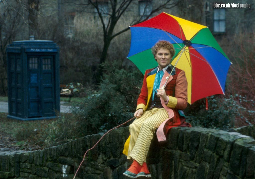 Szósty Doktor z parasolką na tle TARDIS