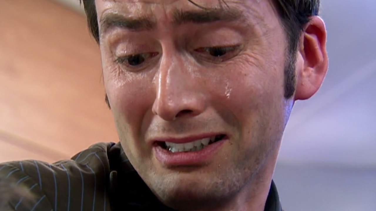 Dziesiąty Doktor płacze nad umierającym Mistrzem