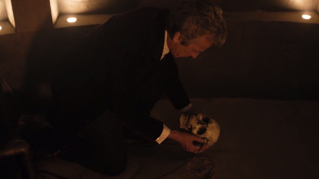 Doktor trzyma w dłoniach czaszkę