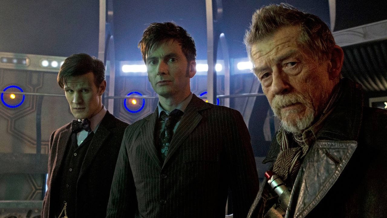 Kadr z odcinka Day of the Doctor przedstawiający Dziesiątego, Jedenastego i War Doctora.