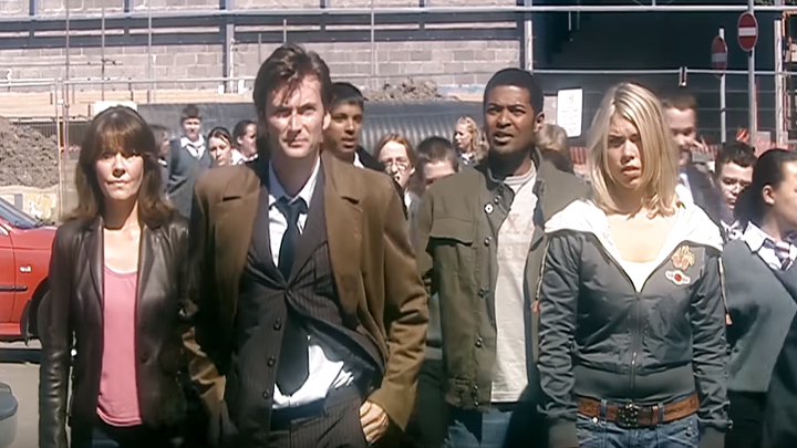 Od lewej: Sarah Jane Smith, Dziesiąty Doktor, Mickey Smith, Rose Tyler