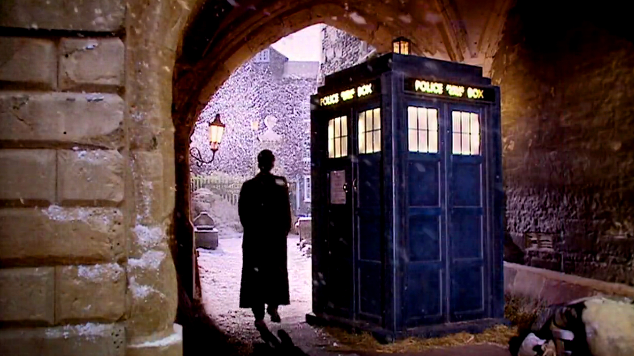Dziesiąty Doktor obok TARDIS. Kadr z odcinka "The Next Doctor".