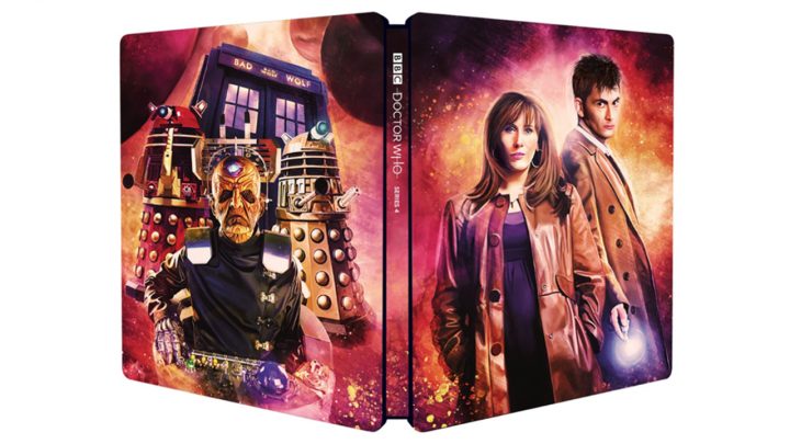 Na obrazie znajduje się metalowe pudełko (tzw. steelbook) na płyty Blu-ray. Stronia frontowa przedstawia Dziesiątego Doktora oraz jedną z jego towarzyszek - Donnę. Z tyłu widnieją zaś Davros, dwa Daleki oraz TARDIS z napisem „BAD WOLF” zamiast standardowego „POLICE PUBLIC CALL BOX”.