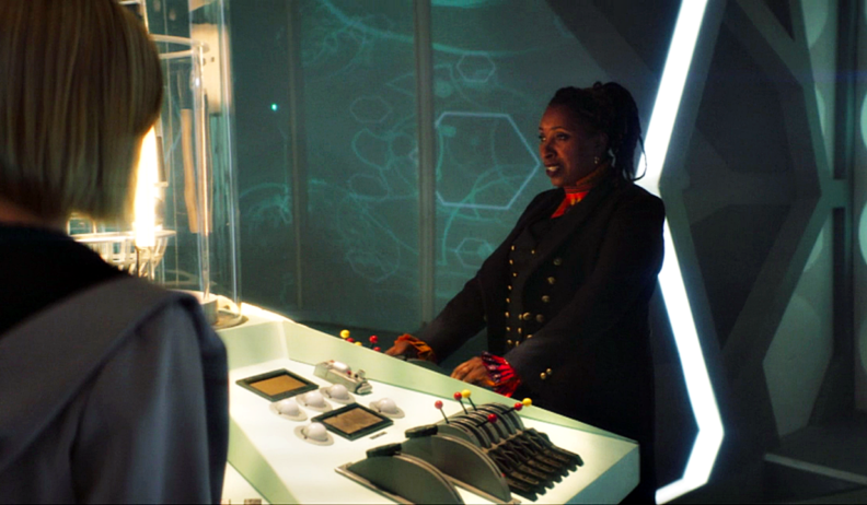 Jo Martin jako Doktor w TARDIS
