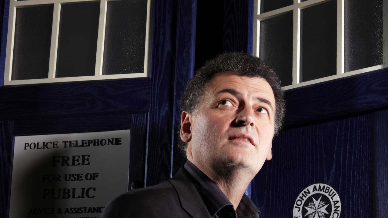 Steven Moffat z TARDIS w tle