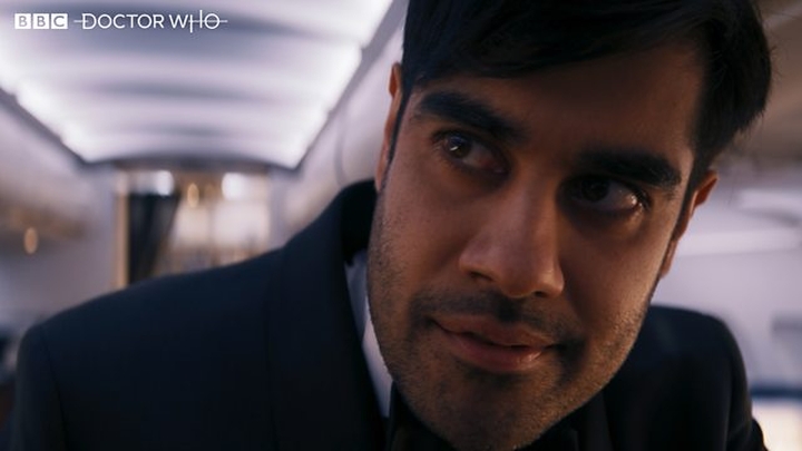 Sacha Dhawan jako O ujawniający swoją prawdziwą tożsamość. Kadr z pierwszej części odcinka "Spyfall".