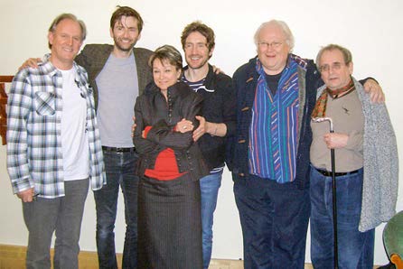 Peter Davison i pozostali Doktorzy wraz z Janet Fielding podczas zbiórki charytatywnej