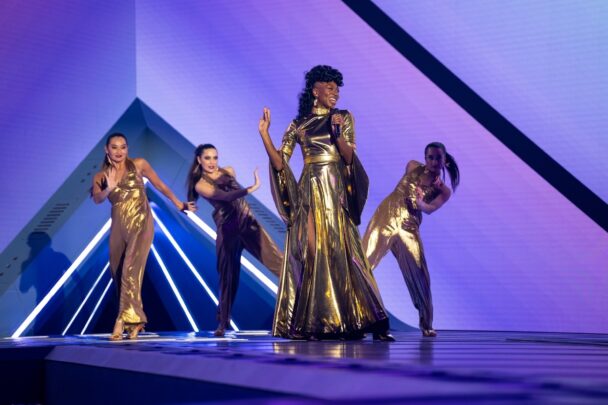 Cora Saint Bavier wykonuje astrowizyjną piosenkę The Interstellar Song Contest